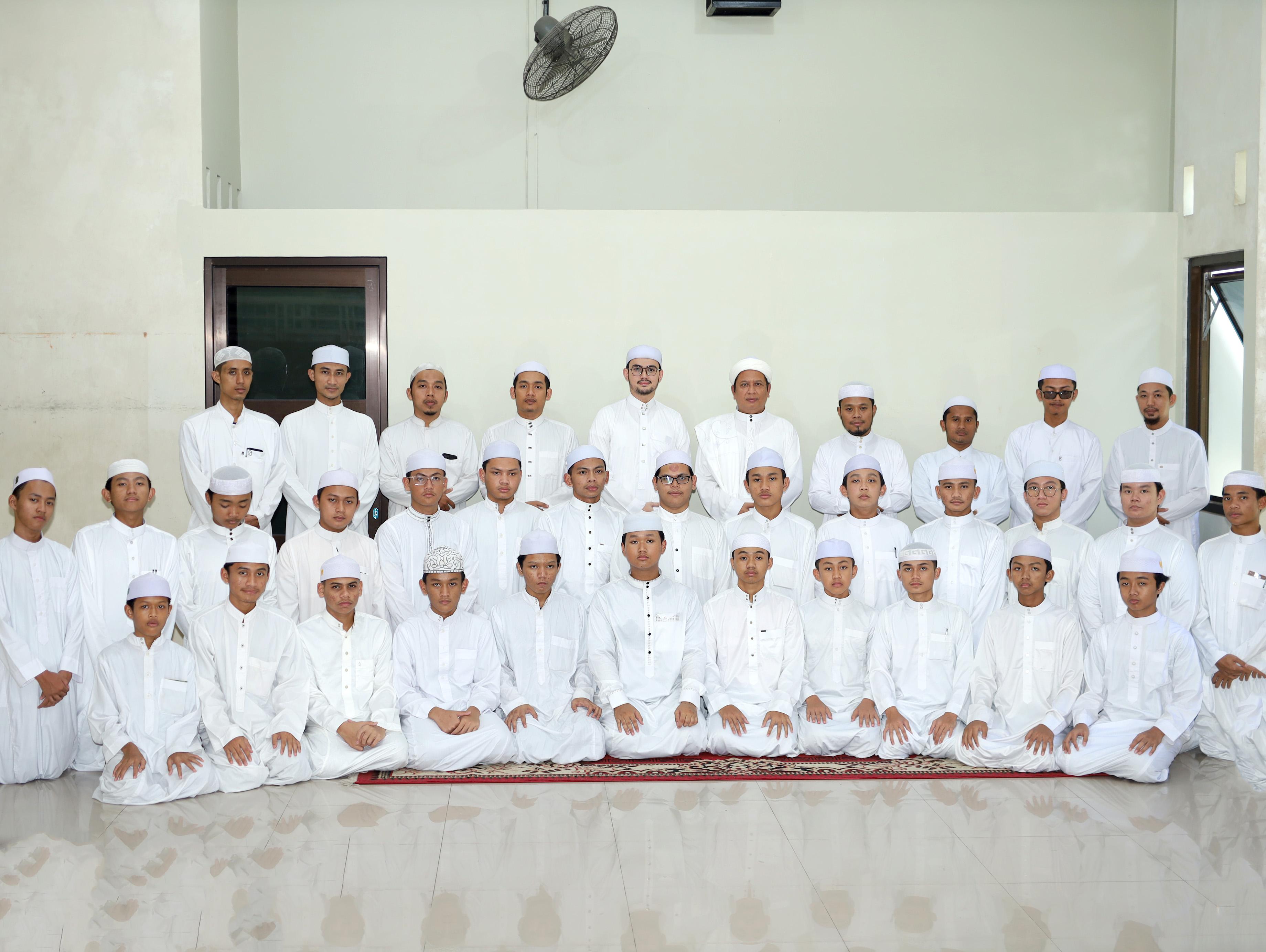 Berfoto bersama dengan Pengasuh dan Pengurus Pesantren 